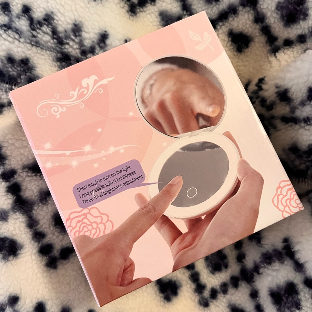 LED Touch Control Compact Mirror - Picture 4 of 6